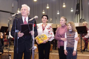 Віце-президент НРКУ Леонтій Даценко + організатор та ініціатор конкурсу,  разом із Ларисою Хоролець (праворуч) вітають письменницю Марину Павленко
